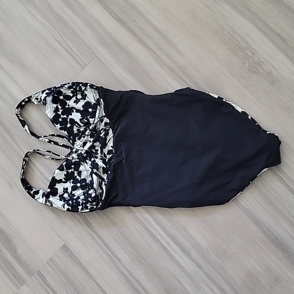 One piece - Picture 3 of 4